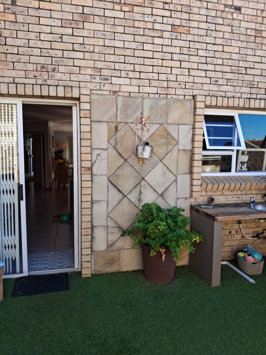3 Bedroom Property for Sale in Wavecrest Eastern Cape